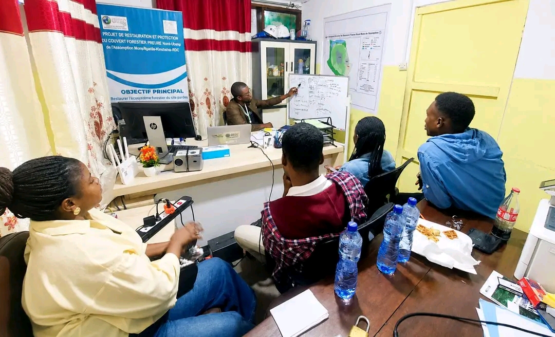 GEEC SARL renforce les capacités des étudiants de l'Université de Kinshasa sur les enjeux du climat et de la finance carbone